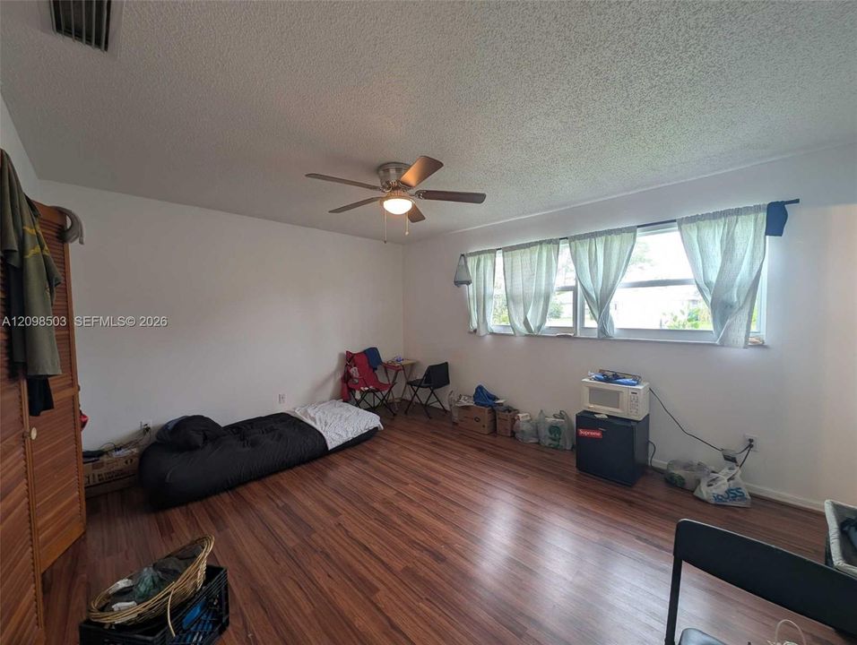 For Sale: $259,500 (3 beds, 2 baths, 1218 Square Feet)