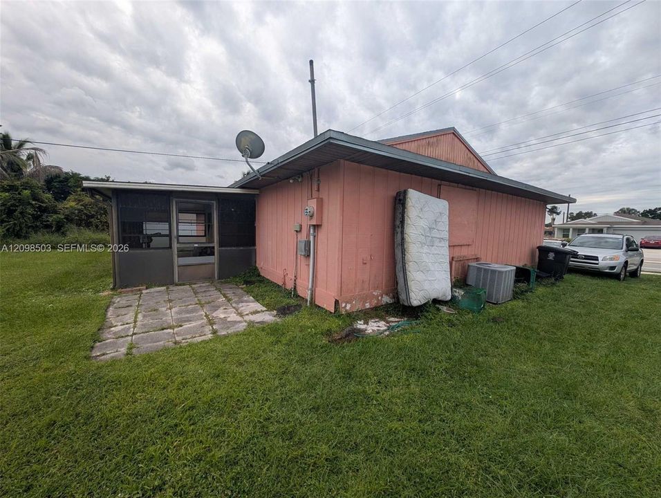 For Sale: $259,500 (3 beds, 2 baths, 1218 Square Feet)
