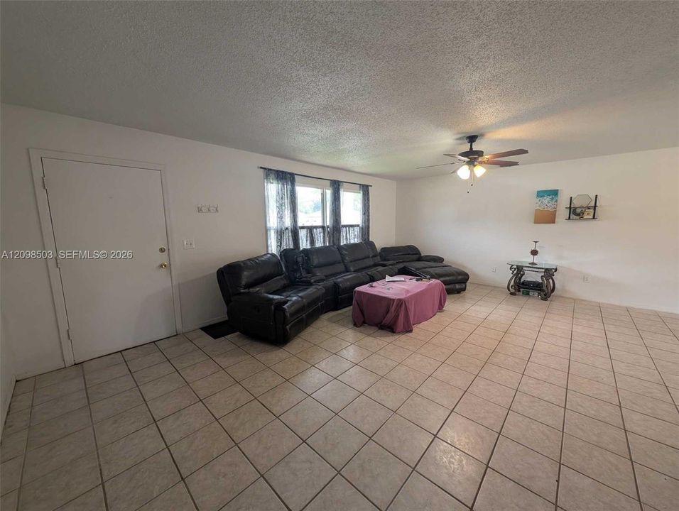 For Sale: $259,500 (3 beds, 2 baths, 1218 Square Feet)