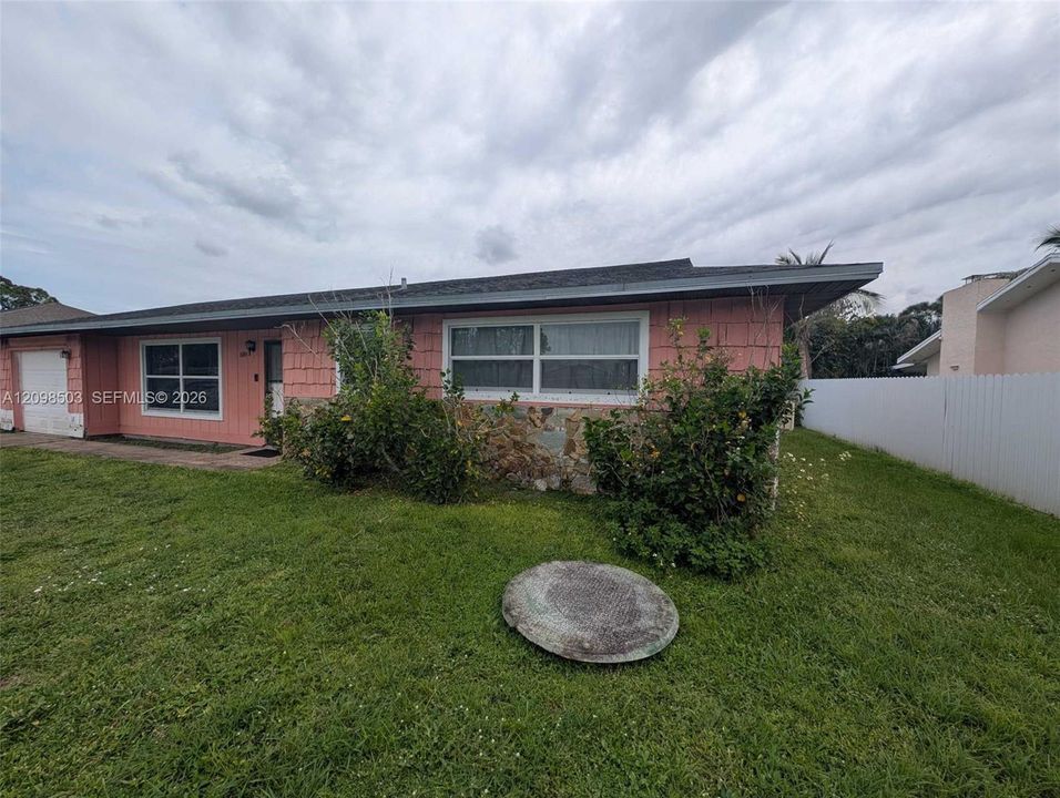 For Sale: $259,500 (3 beds, 2 baths, 1218 Square Feet)