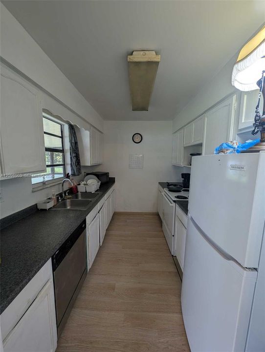 For Sale: $259,500 (3 beds, 2 baths, 1218 Square Feet)