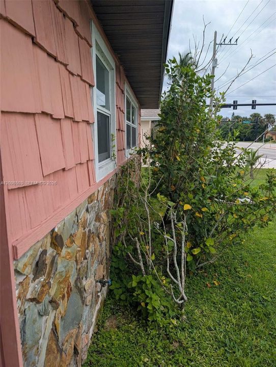 For Sale: $259,500 (3 beds, 2 baths, 1218 Square Feet)