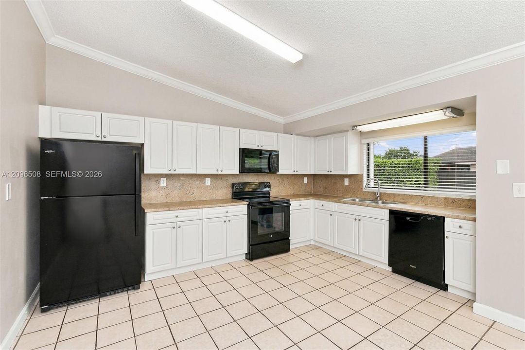 For Rent: $3,260 (3 beds, 2 baths, 1582 Square Feet)