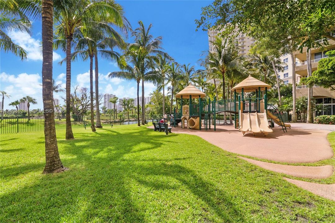 For Sale: $435,500 (1 beds, 1 baths, 870 Square Feet)