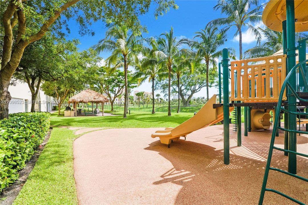 For Sale: $435,500 (1 beds, 1 baths, 870 Square Feet)