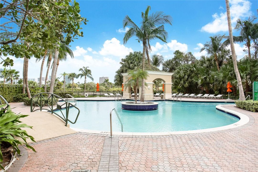 For Sale: $435,500 (1 beds, 1 baths, 870 Square Feet)