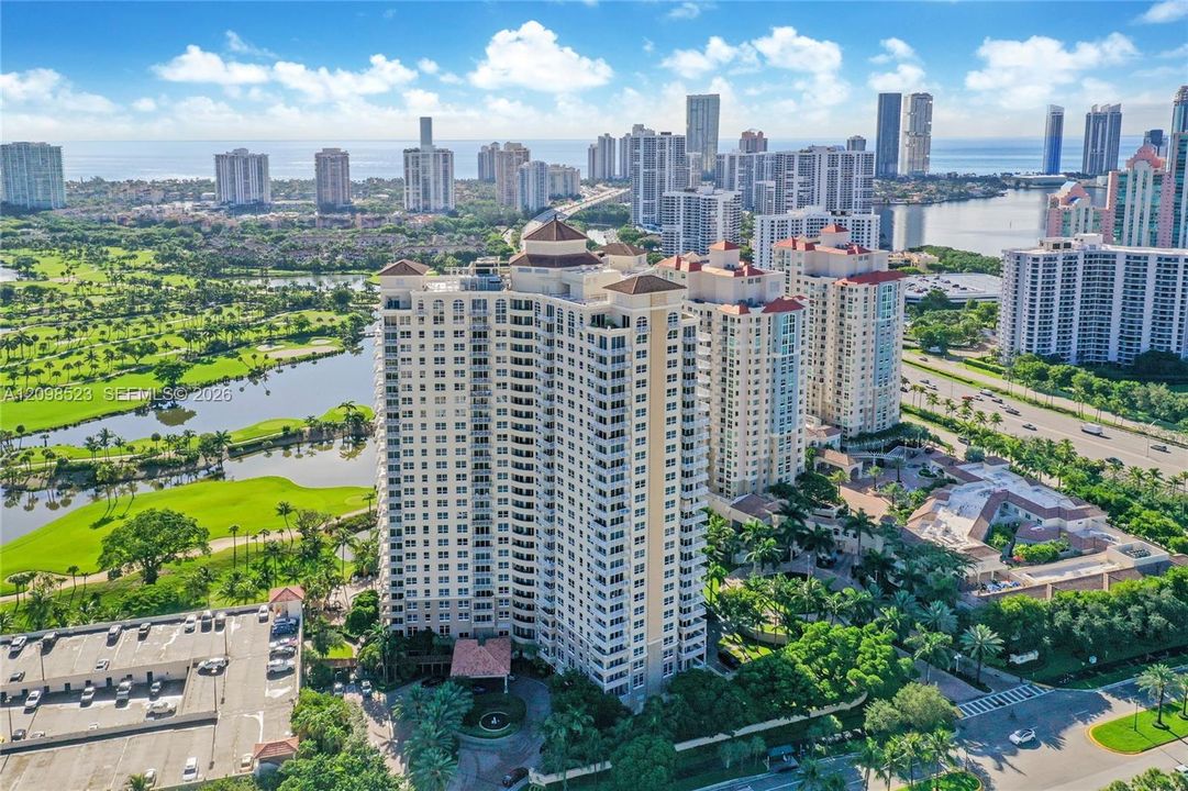 For Sale: $435,500 (1 beds, 1 baths, 870 Square Feet)