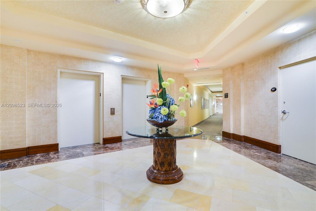For Sale: $435,500 (1 beds, 1 baths, 870 Square Feet)