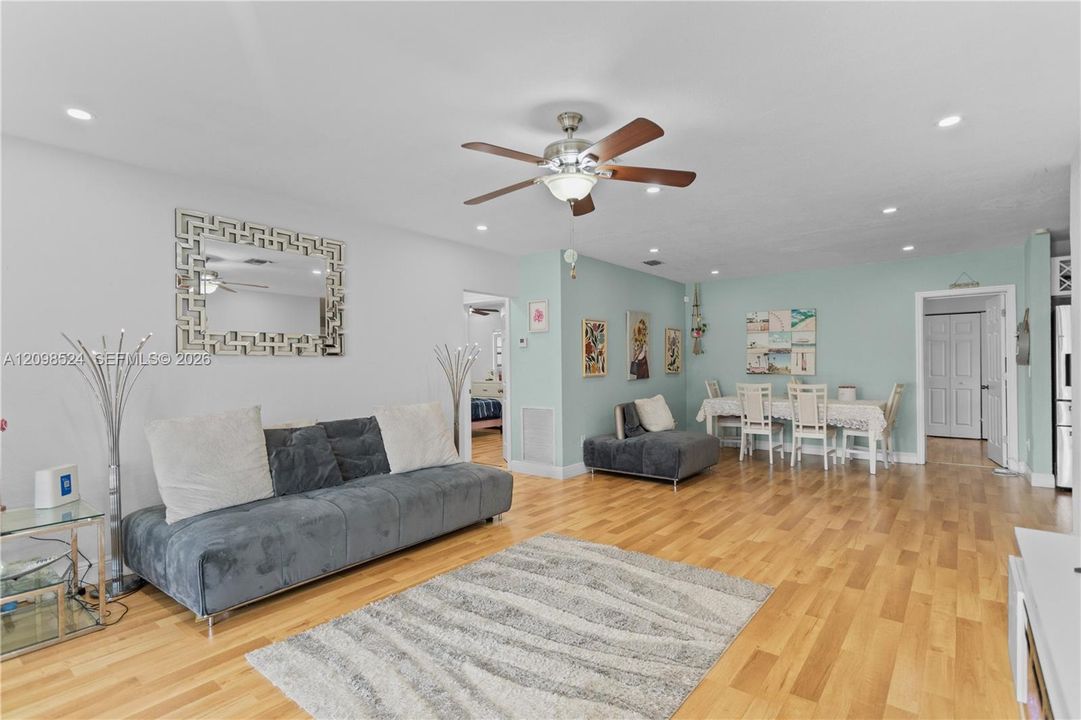 En Venta: $620,000 (3 camas, 3 baños, 1277 Pies cuadrados)
