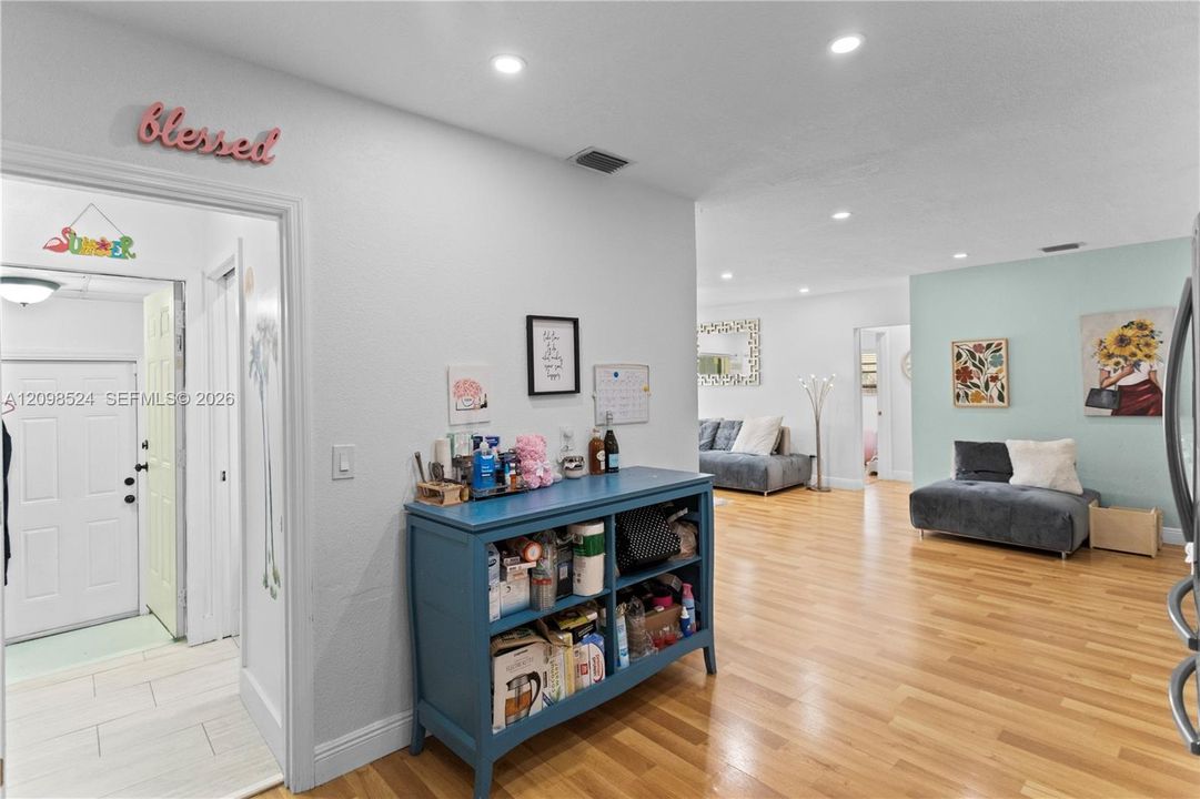 En Venta: $620,000 (3 camas, 3 baños, 1277 Pies cuadrados)