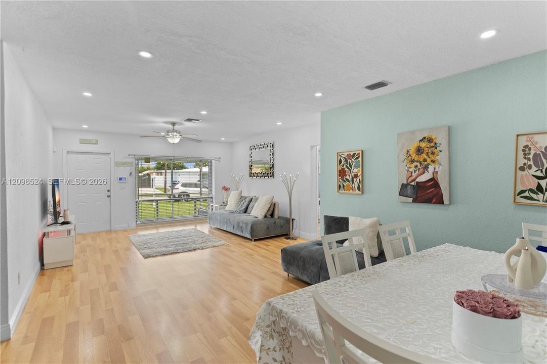 En Venta: $620,000 (3 camas, 3 baños, 1277 Pies cuadrados)