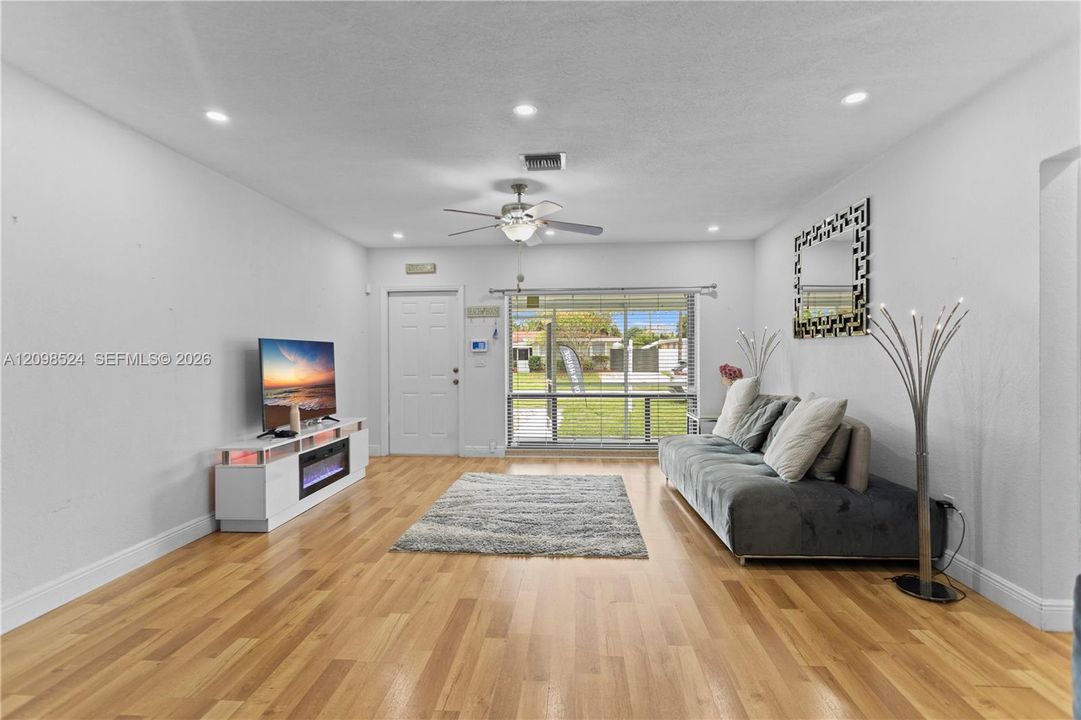 En Venta: $620,000 (3 camas, 3 baños, 1277 Pies cuadrados)