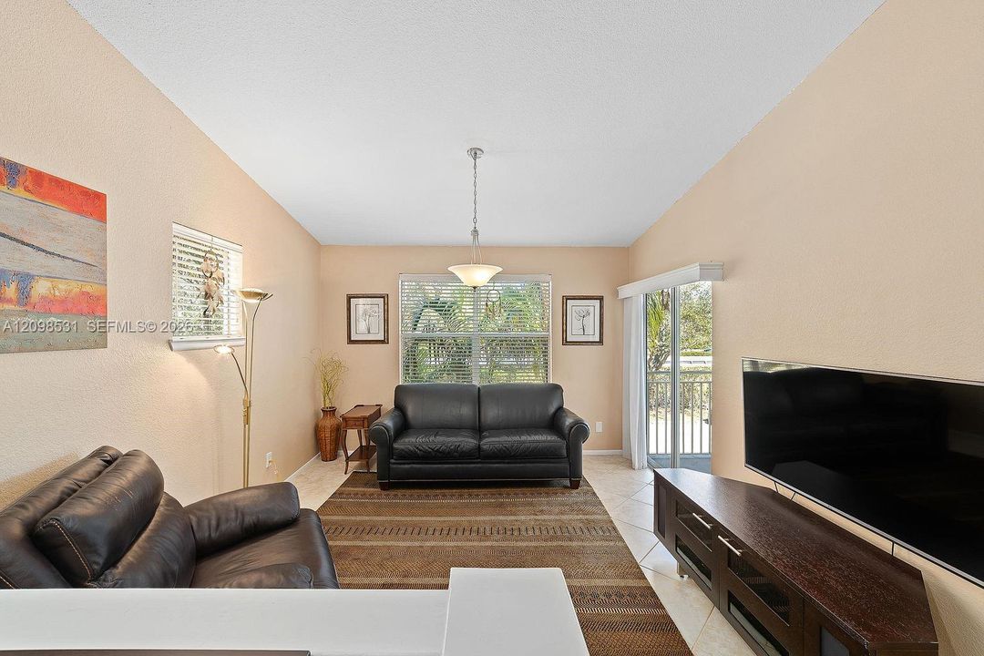 For Rent: $2,000 (1 beds, 1 baths, 636 Square Feet)