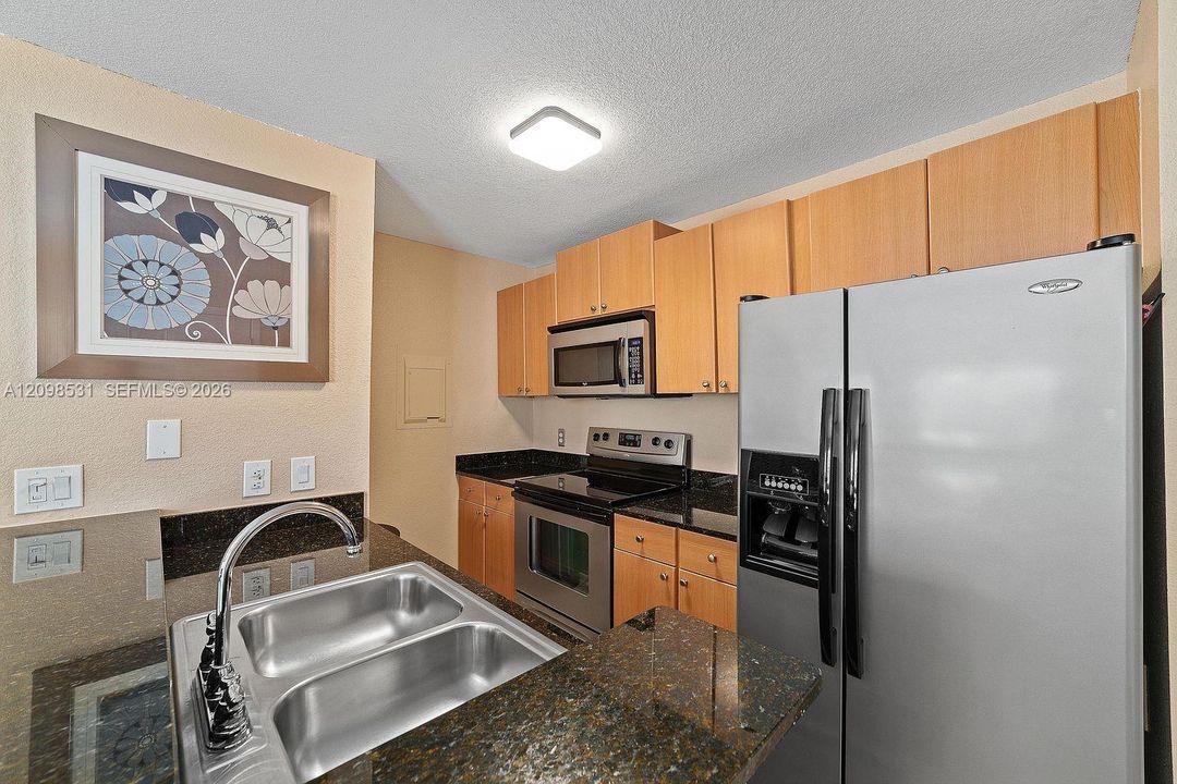 For Rent: $2,000 (1 beds, 1 baths, 636 Square Feet)