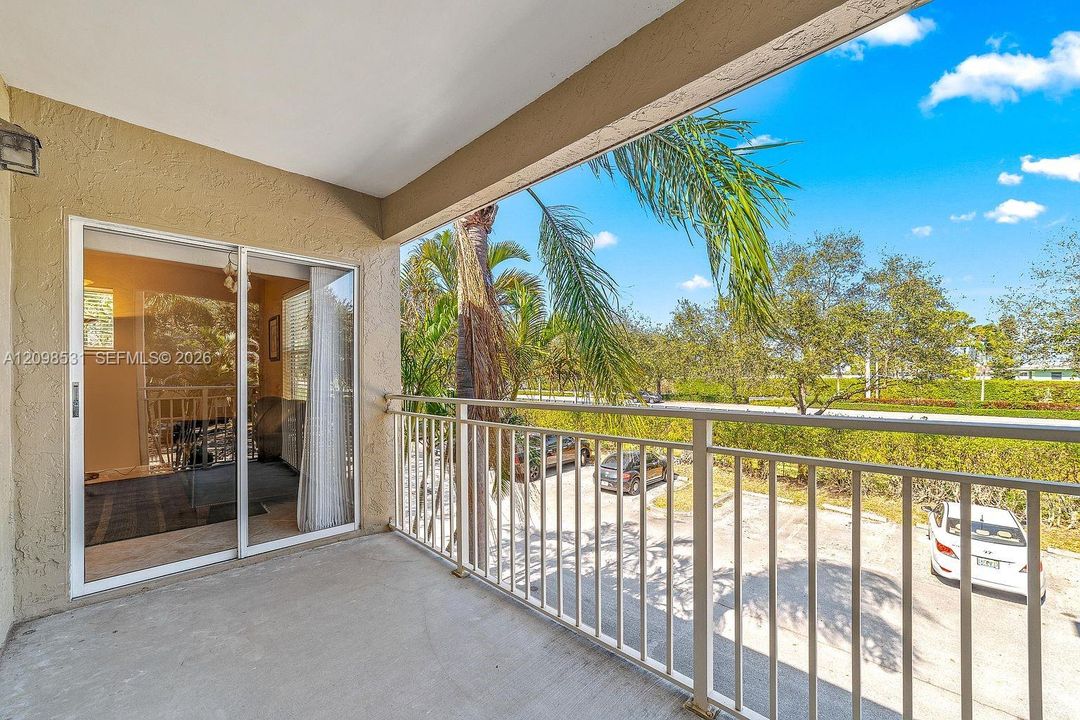For Rent: $2,000 (1 beds, 1 baths, 636 Square Feet)