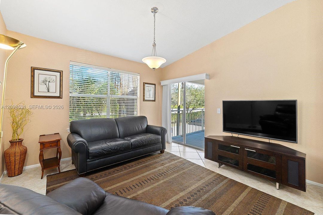 For Rent: $2,000 (1 beds, 1 baths, 636 Square Feet)