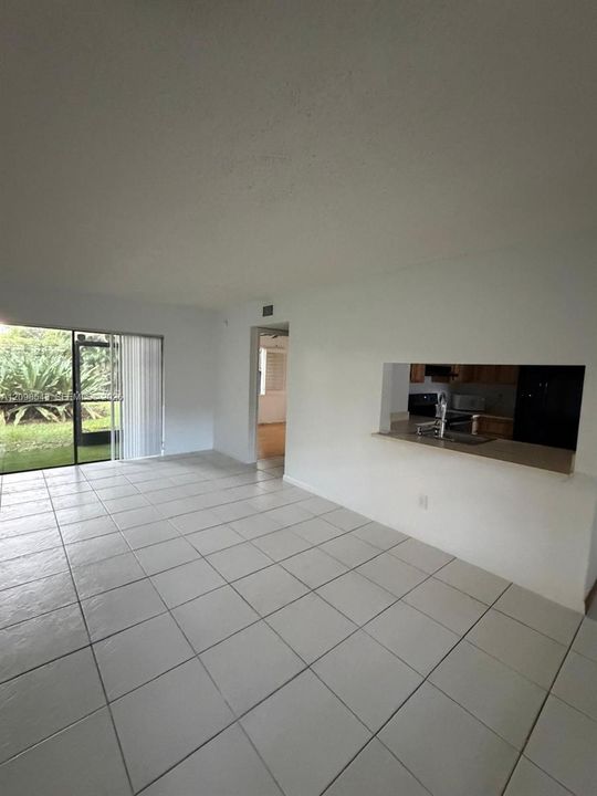 For Rent: $1,950 (2 beds, 2 baths, 870 Square Feet)
