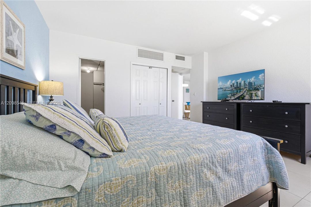 For Sale: $530,000 (1 beds, 1 baths, 1070 Square Feet)