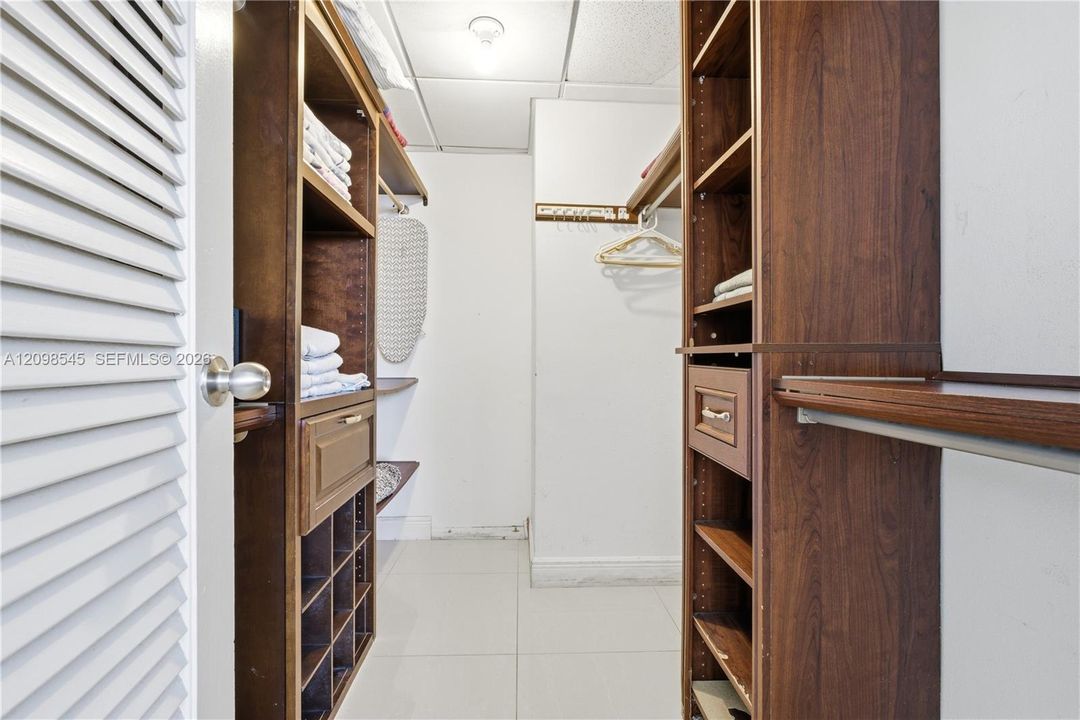 For Sale: $530,000 (1 beds, 1 baths, 1070 Square Feet)