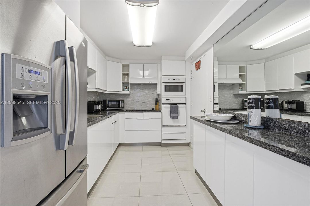 For Sale: $530,000 (1 beds, 1 baths, 1070 Square Feet)