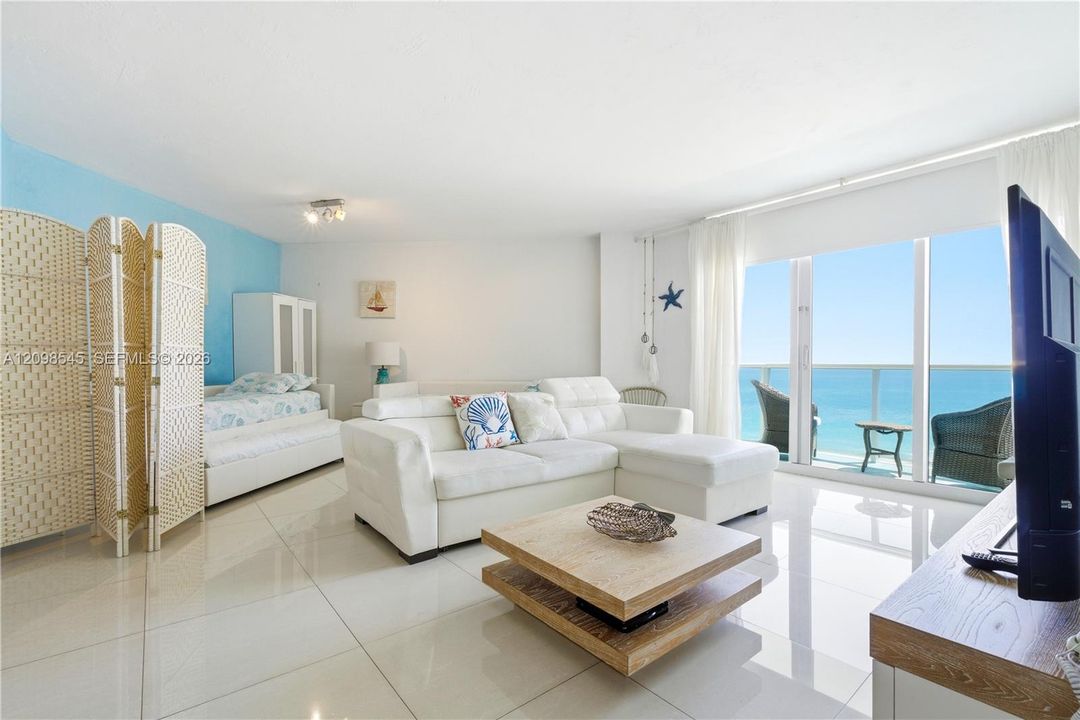 For Sale: $530,000 (1 beds, 1 baths, 1070 Square Feet)