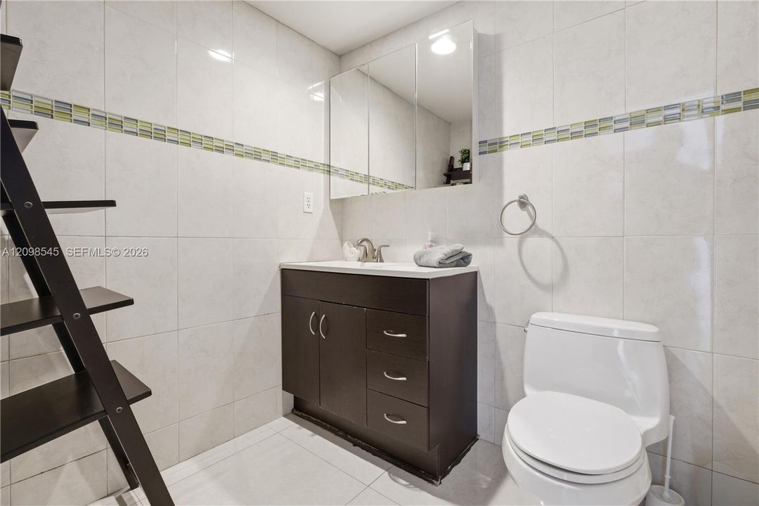 For Sale: $530,000 (1 beds, 1 baths, 1070 Square Feet)
