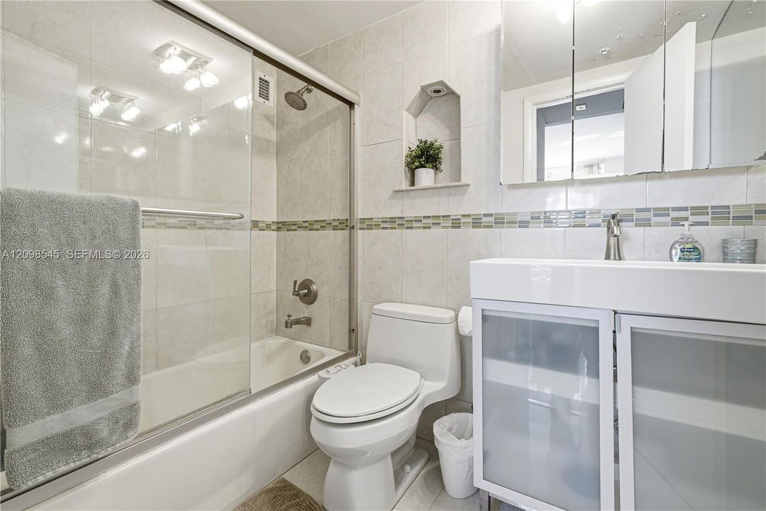 For Sale: $530,000 (1 beds, 1 baths, 1070 Square Feet)