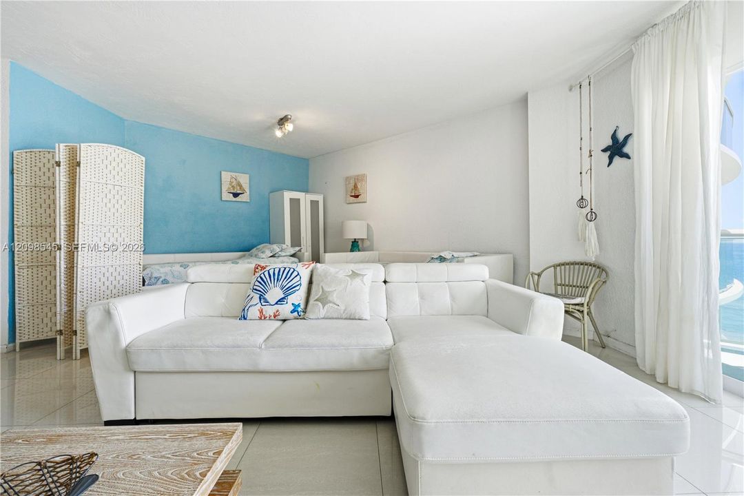 For Sale: $530,000 (1 beds, 1 baths, 1070 Square Feet)