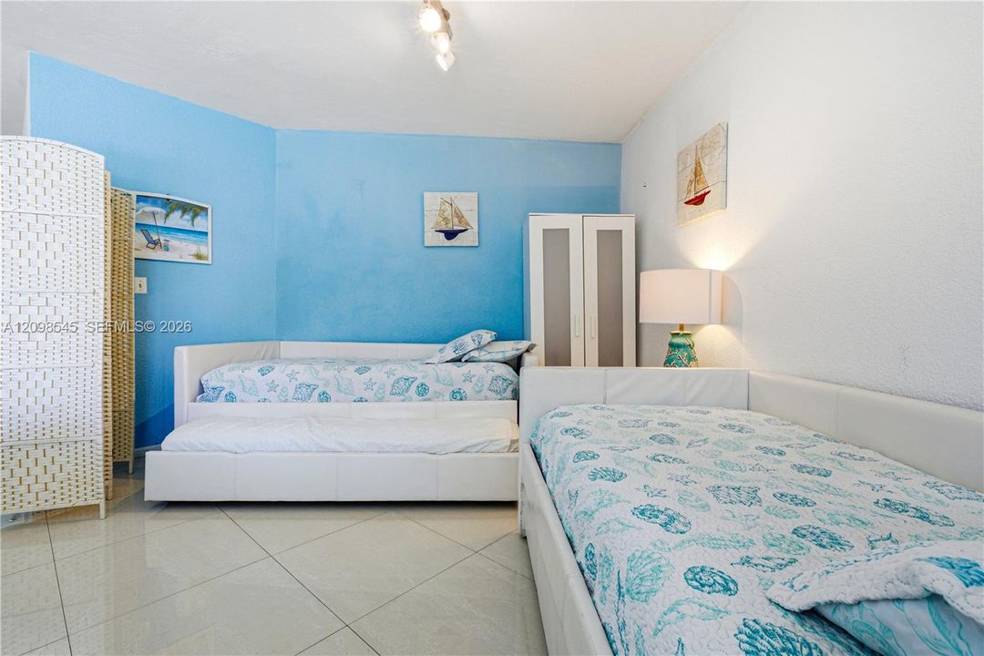 For Sale: $530,000 (1 beds, 1 baths, 1070 Square Feet)