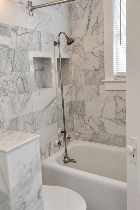 235GreenwoodDrive-Bathroom01-DSC07666