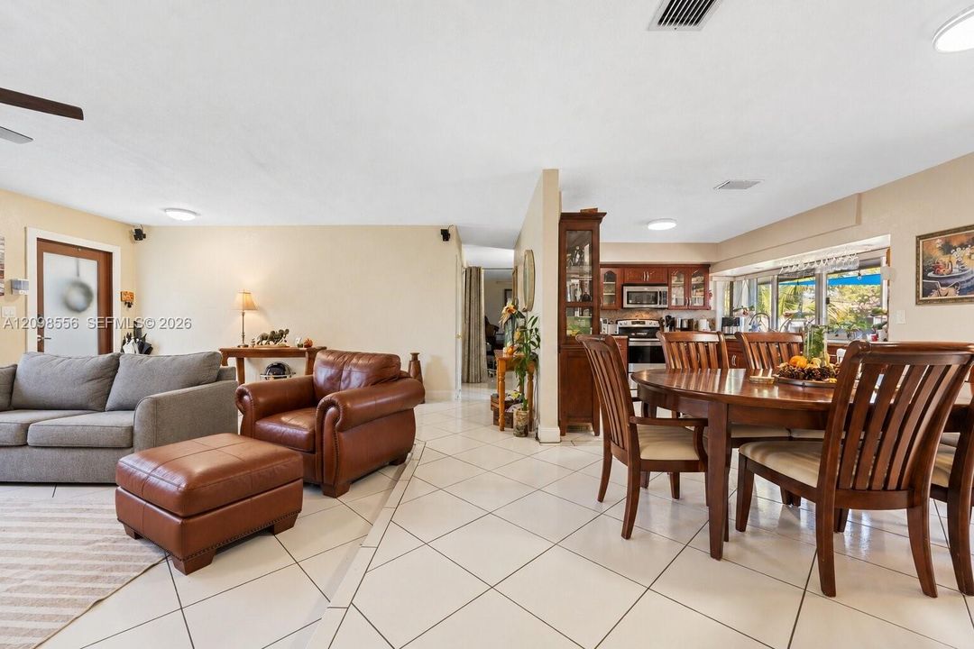 En Venta: $695,000 (3 camas, 3 baños, 1840 Pies cuadrados)