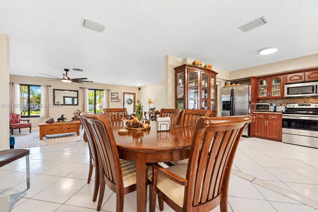 En Venta: $695,000 (3 camas, 3 baños, 1840 Pies cuadrados)