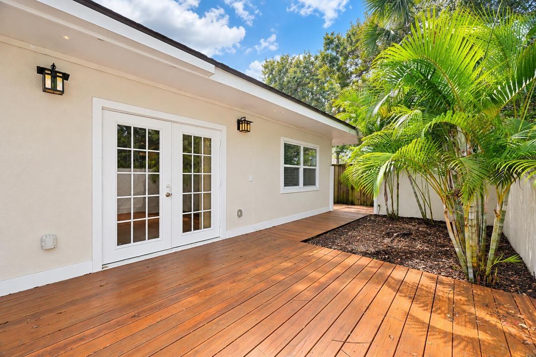 Guest house/deck