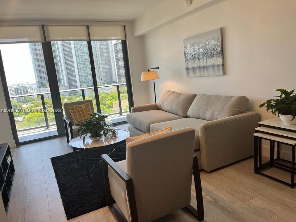 For Rent: $3,950 (1 beds, 1 baths, 713 Square Feet)