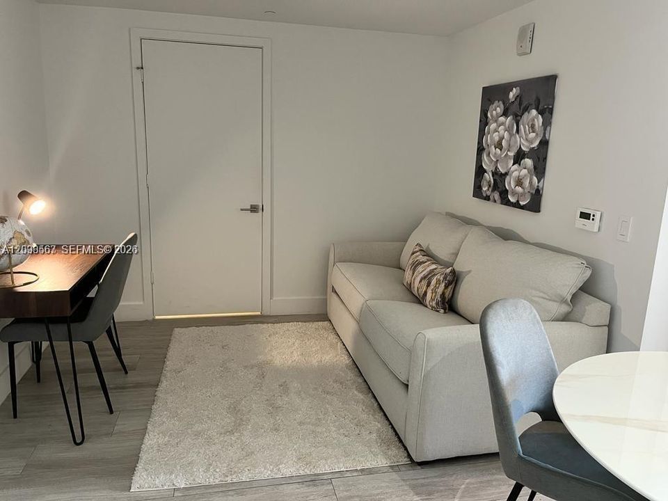 For Rent: $3,950 (1 beds, 1 baths, 713 Square Feet)