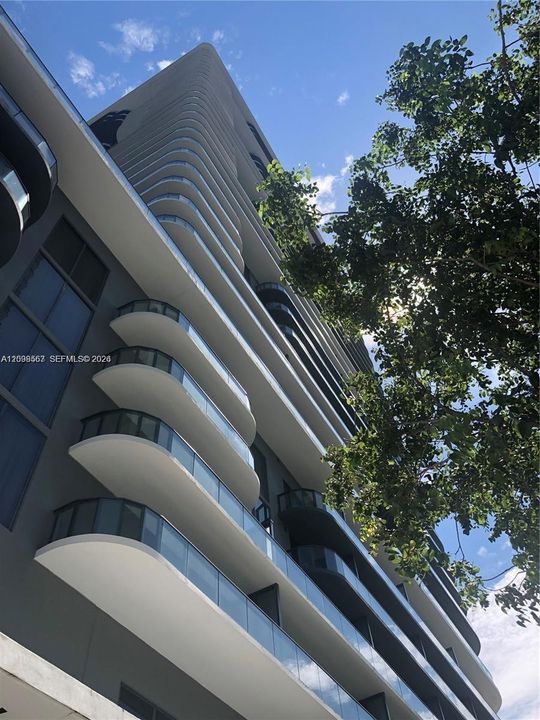 For Rent: $3,950 (1 beds, 1 baths, 713 Square Feet)