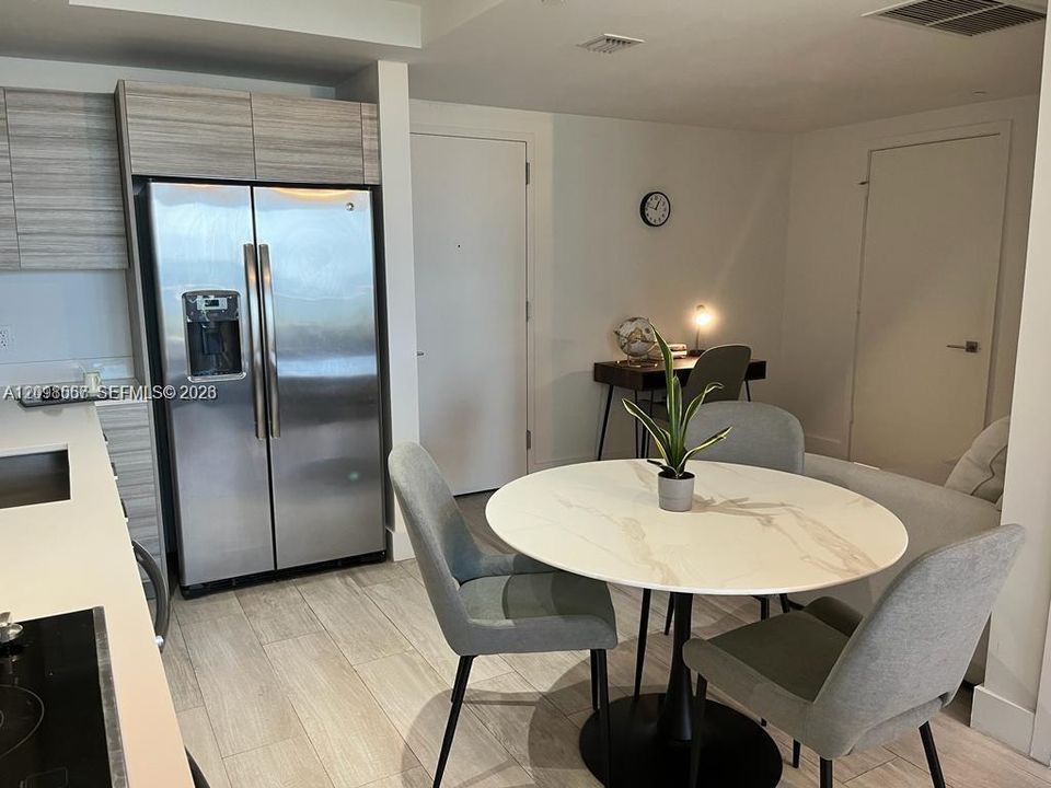 For Rent: $3,950 (1 beds, 1 baths, 713 Square Feet)