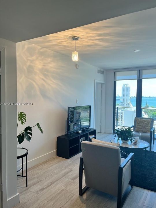 For Rent: $3,950 (1 beds, 1 baths, 713 Square Feet)