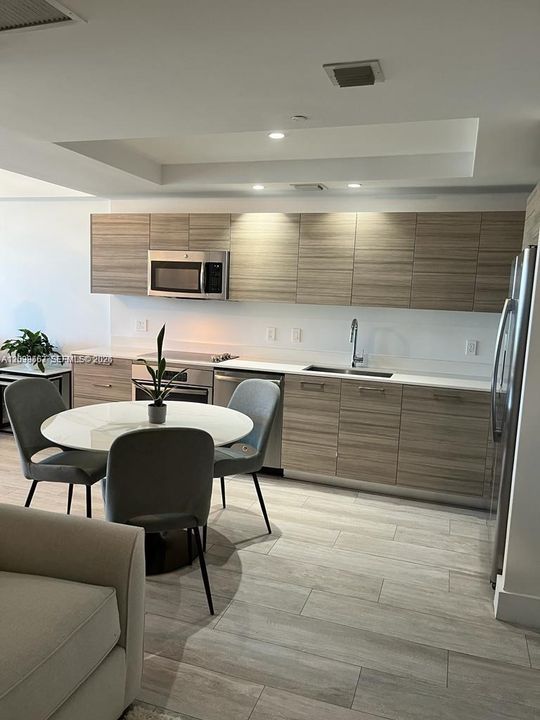 For Rent: $3,950 (1 beds, 1 baths, 713 Square Feet)