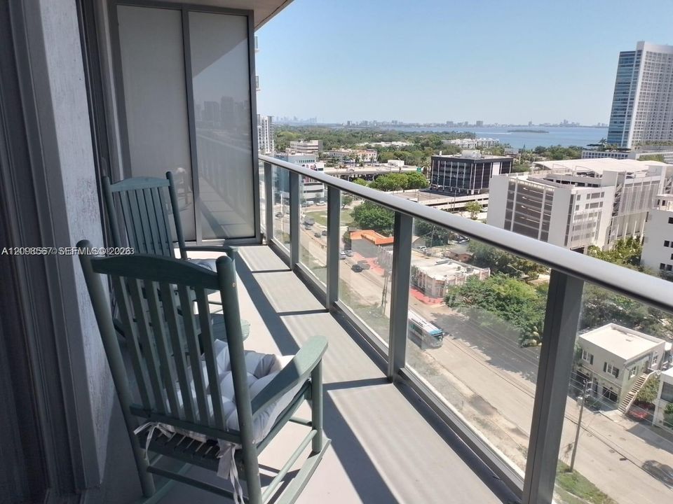 For Rent: $3,950 (1 beds, 1 baths, 713 Square Feet)