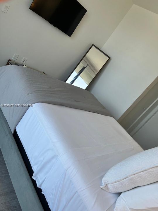 For Rent: $3,950 (1 beds, 1 baths, 713 Square Feet)