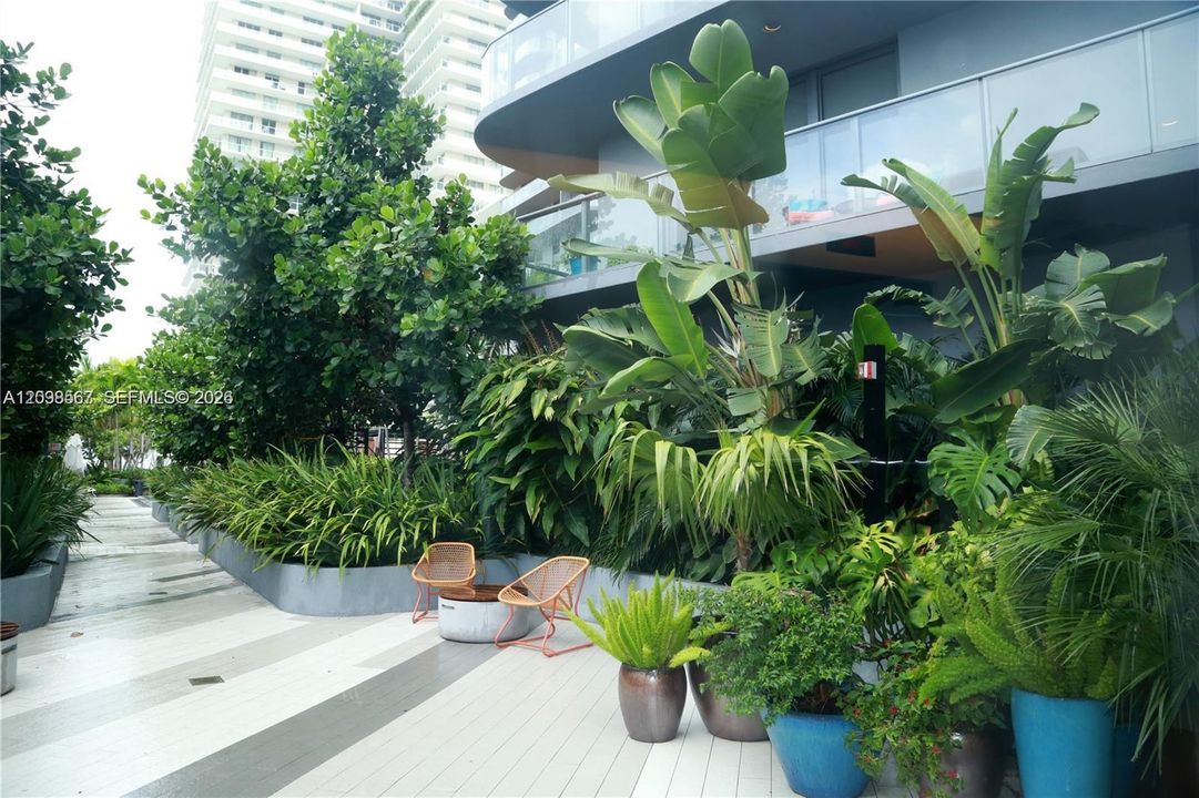 For Rent: $3,950 (1 beds, 1 baths, 713 Square Feet)