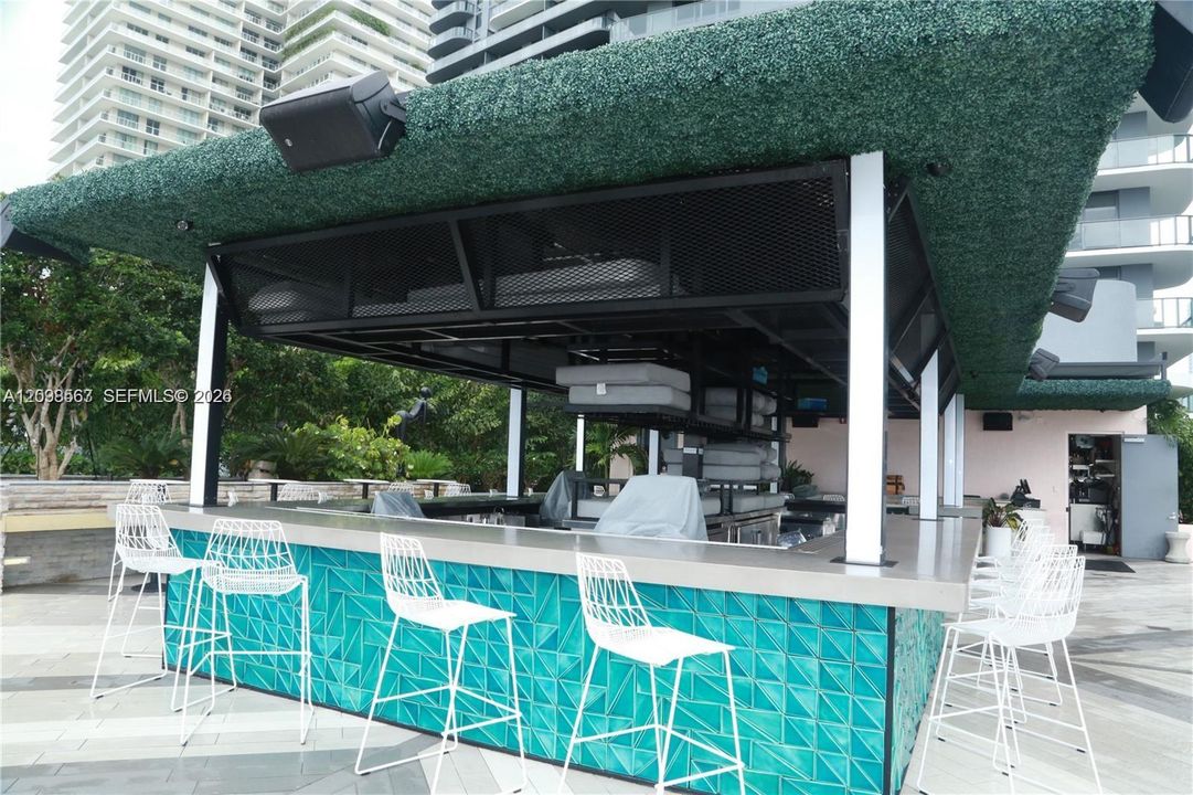 For Rent: $3,950 (1 beds, 1 baths, 713 Square Feet)