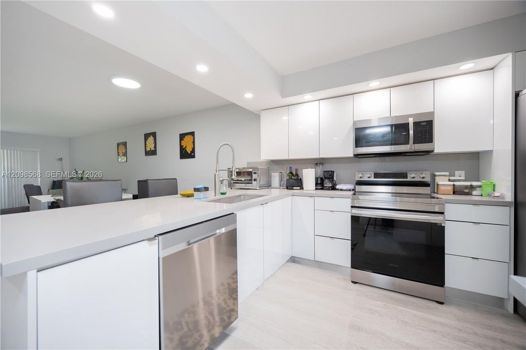 На продажу: $330,000 (2 спален, 2 ванн, 1220 Квадратных фут)