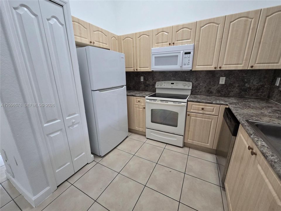 En Renta: $1,700 (2 camas, 2 baños, 930 Pies cuadrados)