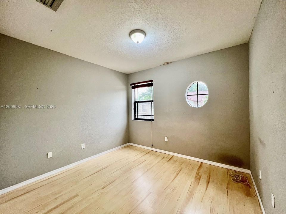 For Rent: $2,700 (3 beds, 2 baths, 1907 Square Feet)