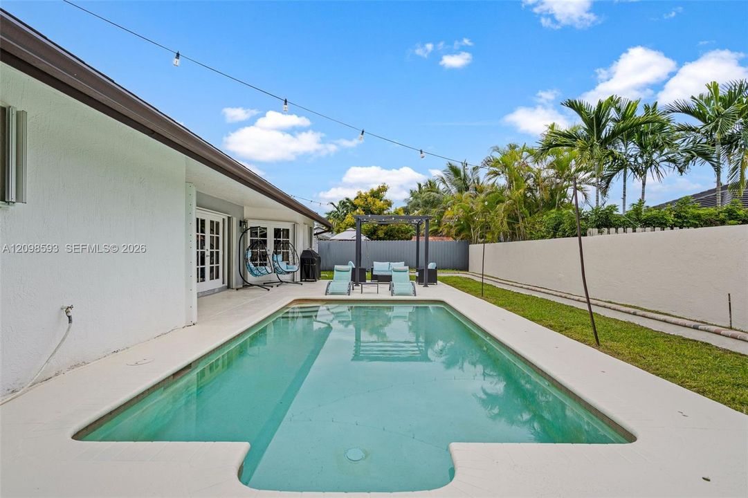 For Sale: $725,000 (3 beds, 2 baths, 1799 Square Feet)