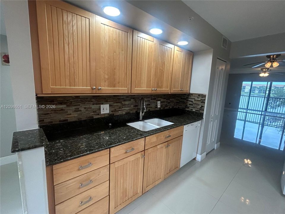 For Sale: $270,000 (2 beds, 2 baths, 1364 Square Feet)