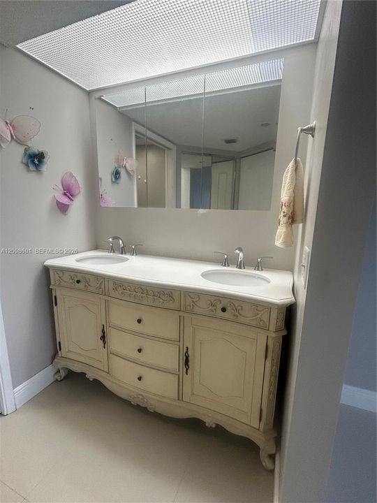 For Sale: $270,000 (2 beds, 2 baths, 1364 Square Feet)