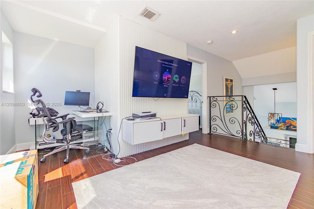 For Sale: $899,999 (4 beds, 2 baths, 2078 Square Feet)